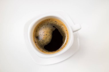 Kahve espresso. Kahve beyaz zemin üzerine kapatın. Sabah, Kahvaltı, enerji kavramı. Üstten görünüm