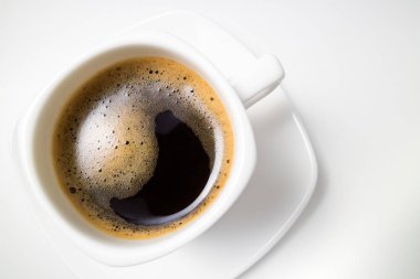 Kahve espresso. Bir fincan kahve beyaz arka plan üzerinde. Üstten görünüm