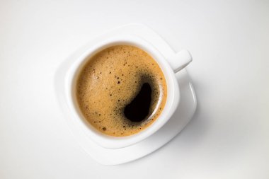Kahve espresso. Beyaz arka plan üzerinde kahve fincanı. Sabah, Kahvaltı, enerji kavramı. Üstten görünüm