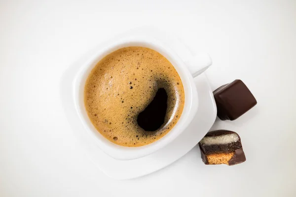 コーヒー エスプレッソのカップ コーヒー カップと白い背景の上のチョコレート デザートをクローズ アップ エネルギーの概念 トップ ビュー — ストック写真