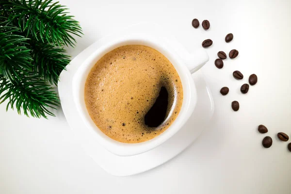Tasse Kaffee Tannenbaum Und Kaffeebohnen Auf Weißem Hintergrund Großaufnahme Kaffee — Stockfoto