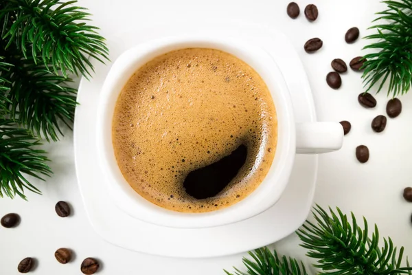 Kaffeetasse Tannenbaum Und Kaffeebohnen Auf Weißem Hintergrund Großaufnahme Kaffee Espresso — Stockfoto