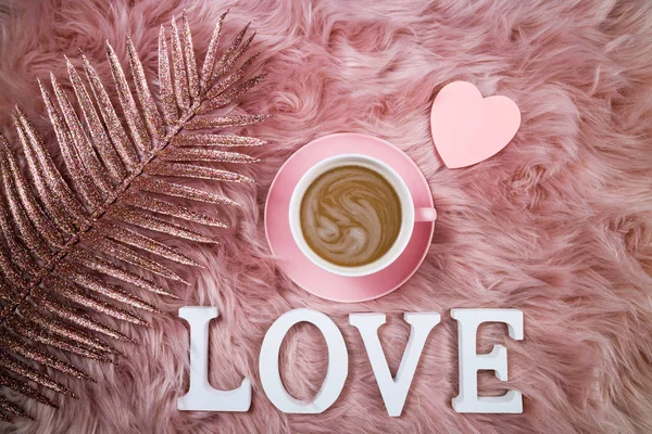 Koffiekopje Glanzende Tak Met Sparkles Woord Love Roze Wollen Vacht — Stockfoto