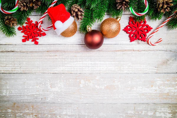 Kerstkaart Kerstmis Achtergrond Met Spar Kerstboom Dennenappels Snoep Stokken Versieringen — Stockfoto