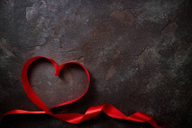 Sevgiliye arka plan kırmızı kalp ile. Kalp şeritler şekilden. Mutlu sevgililer günü
