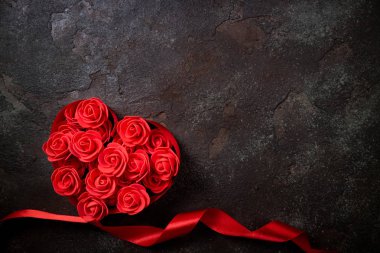 Sevgiliye arka plan kırmızı kalp ile. Kalp şekli şeritler ve çiçek gül. Mutlu sevgililer günü. Üstten görünüm, kopya alanı