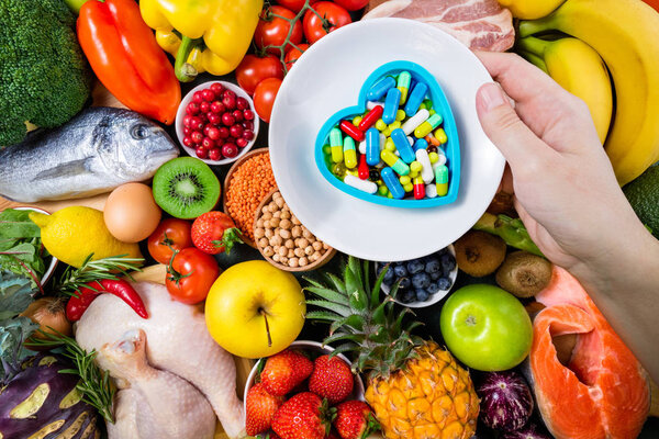 Выбор концепции здоровой пищи или медикаментов для здорового сердца. Свежие фрукты, овощи, рыба, мясо, ягоды и крупы. Здоровое питание, диета, терапия и здоровый образ жизни. Top vie
