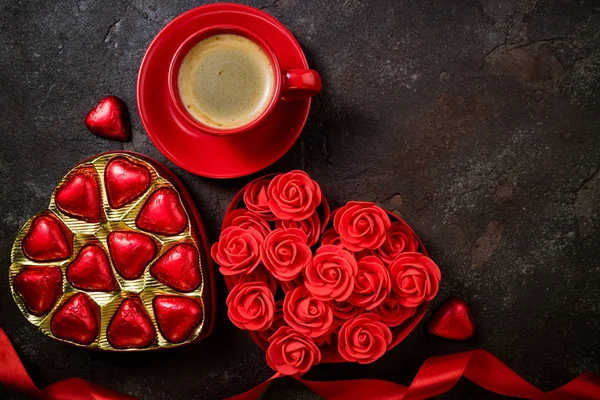Dia Dos Namorados Fundo Com Coração Vermelho Bombons Chocolate Xícara — Fotografia de Stock