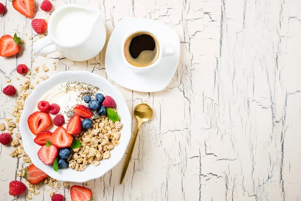 Müsli Till Frukost Med Bär Yoghurt Och Kaffekopp Spannmål Gröt — Stockfoto