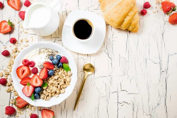 Müsli Till Frukost Med Bär Yoghurt Croissant Och Kaffe Kopp — Stockfoto
