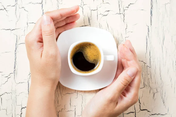 Kahvaltıda Kahve Espresso Eller Kahve Fincanı Beyaz Mutfak Masasında Üstten — Stok fotoğraf