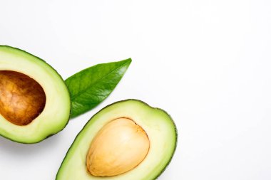 Beyaz arka plan üzerinde avokado. Avokado ve yaprak tropikal arka plan. Düz yatıyordu. Üstten Görünüm, kopya alanı