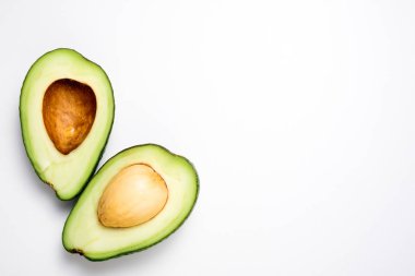Beyaz arka plan üzerinde avokado. Avokado meyve ile tropikal arka plan. Üstten Görünüm, kopya alanı