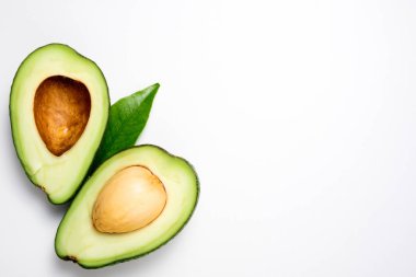 Beyaz arka plan üzerinde avokado. Avokado ve yaprak tropikal arka plan. Düz yatıyordu. Üstten Görünüm, kopya alanı