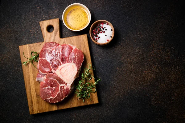 Carne Cruda Res Osso Bucco Con Hierbas Especias Mesa Oscura —  Fotos de Stock