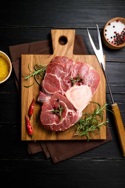 Carne Cruda Res Osso Bucco Con Hierbas Especias Mesa Madera —  Fotos de Stock