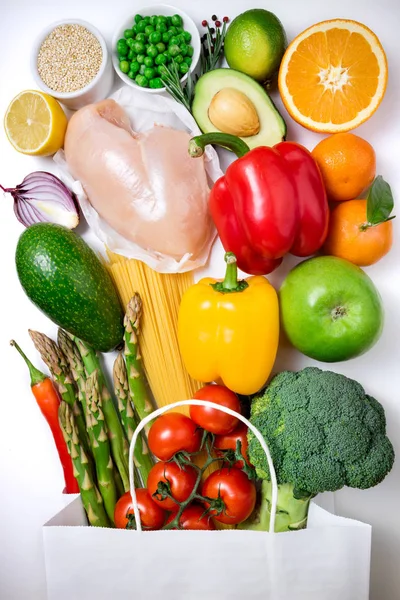 健康食品の背景 紙バッグ肉 白い背景の上のパスタの健康食品 ショッピングの食品スーパー マーケットの概念です トップ ビュー — ストック写真