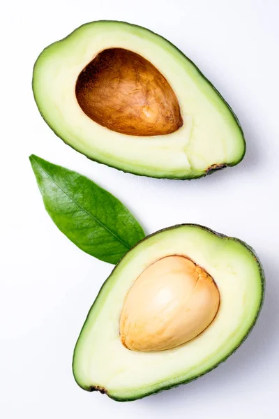 Avocado Sfondo Bianco Sfondo Tropicale Astratto Con Avocado Foglia Posa — Foto Stock