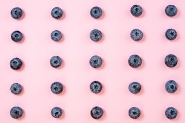 Yabanmersini üzerinde pembe bir arka plan deseni. Yaz meyveleri backgrou