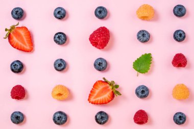 Pembe bir arka plan üzerinde çilek deseni. Düz yatıyordu mix yaz meyveleri arka plan. Yaratıcı minimalizm. Üstten Görünüm