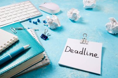 Çalışma alanı ile iş malzemeleri. Ofis Büro kağıtları, noteb ile