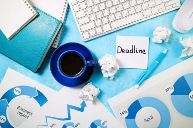 Çalışma alanı ile iş malzemeleri. Ofis Büro kağıtları, dizüstü bilgisayarlar, buruşuk kağıt, kalem ve kahve fincanı. İş raporu, iş ve son tarih kavramı