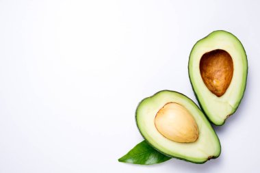 Beyaz arka plan üzerinde avokado. Avokado ile tropikal arka plan bir