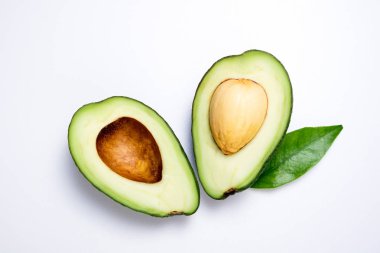 Beyaz arka plan üzerinde avokado. Avokado ile tropikal arka plan bir