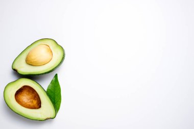 Beyaz arka plan üzerinde avokado. Avokado ile tropikal arka plan bir