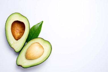 Beyaz arka plan üzerinde avokado. Avokado ile tropikal arka plan bir