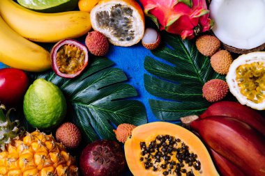 Çeşitli meyve ve yeşil ile egzotik tropik arka plan yaz 