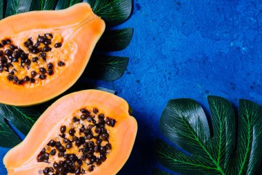 Yaz tropikal arka plan ile egzotik meyve papaya ve yeşil p