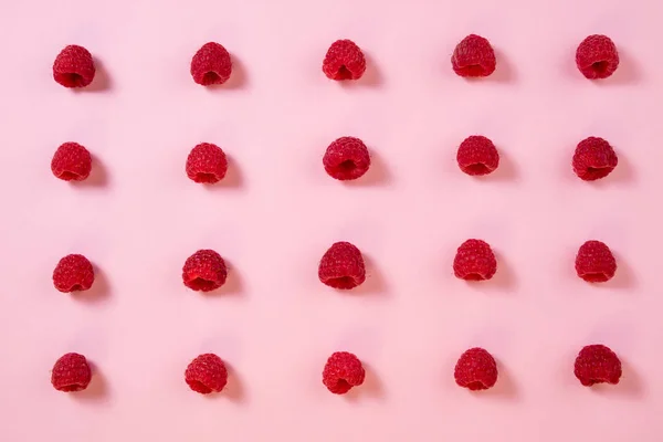 Flat lay pattern of raspberry on light pink background. Top view — Stock Photo, Image
