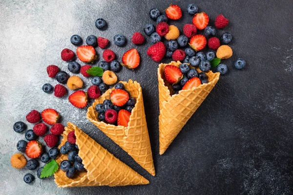 Bacche fresche in cono di gelato. Fragola, lampone, mirtillo — Foto Stock