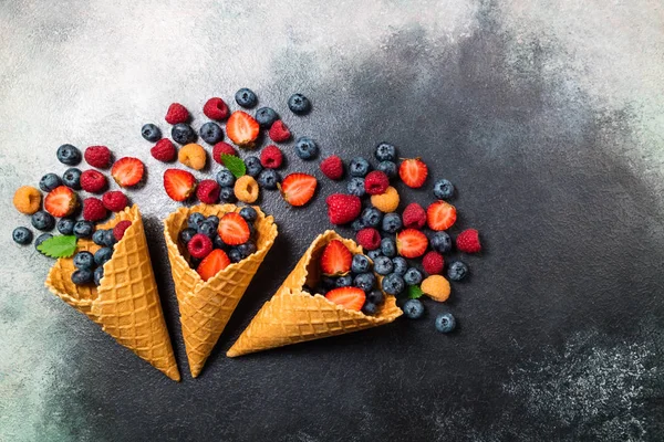 Bacche fresche in cono di gelato. Fragola, lampone, mirtillo — Foto Stock