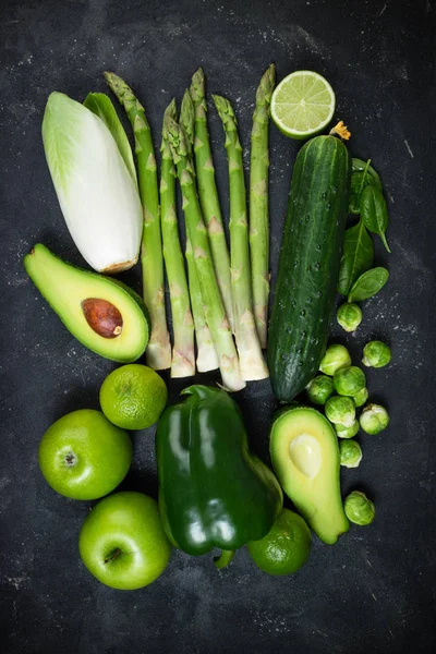 様々 な緑の野菜や果物のフラットが横たわっていた。きれいに食べる、d — ストック写真