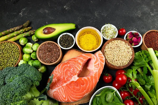 Flache Lage von gesunder Nahrung. Auswahl an gesundem Fisch, Gemüse — Stockfoto