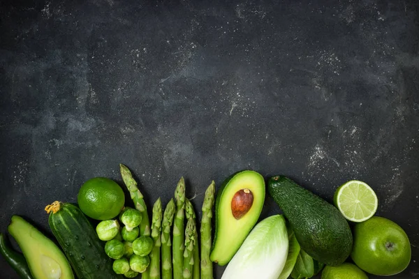 Comida sana cruda limpia comer verduras verdes espárragos, aguacate — Foto de Stock