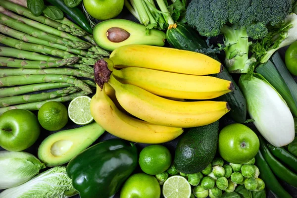 Сырая здоровая пища чистые овощи и фрукты спаржа, б — стоковое фото