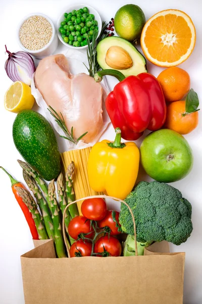 Здоровое питание. Здоровое питание в бумажном пакете, мясо, фрукты , — стоковое фото