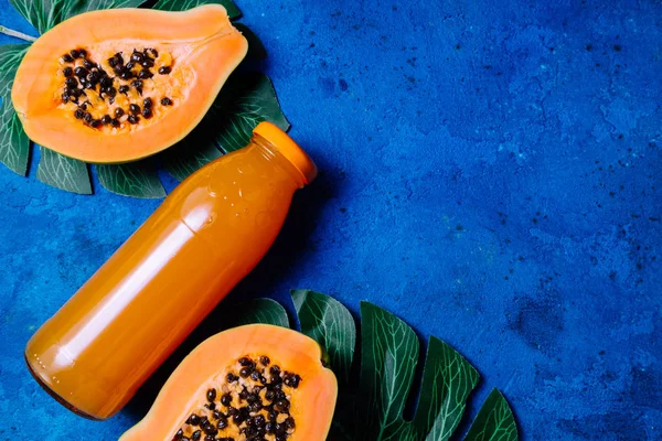 Sommertropisk bakgrunn med eksotisk juice papaya, grønn håndflate – stockfoto