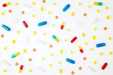 Çeşitli ilaç ilaç hapları, tabletler ve beyaz arka plan üst görünümünde kapsüller. Tıbbi arka plan