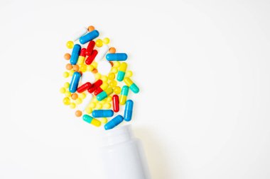 Çeşitli ilaç ilaç hapları ile Hap şişesi, tabletler, beyaz arka plan üst görünümünde kapsüller. Tıbbi eczane arka plan