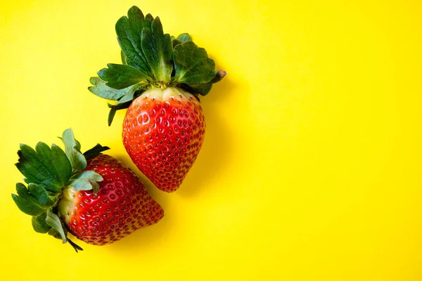 Sarı arka planda çilek. Yaz meyveleri arka plan. Taze çilek c vitamini kaynağı sağlıklı gıda kavramı — Stok fotoğraf