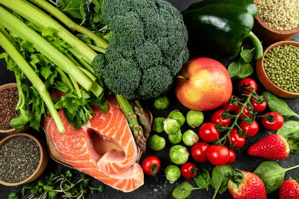 Разнообразие здоровой пищи. Выбор здорового питания рыбы, овощей, фруктов и ягод. Здоровое питание для сердца, кето диета и здоровый образ жизни — стоковое фото