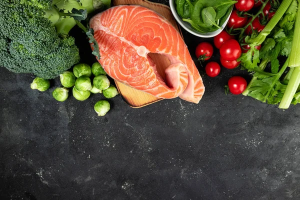 Conjunto de comida sana plana laico. Selección de alimentos saludables pescado, verduras, antioxidantes y fuentes de omega 3. Alimentos saludables para el corazón, la dieta, la dieta cetogénica y el concepto de estilo de vida saludable — Foto de Stock