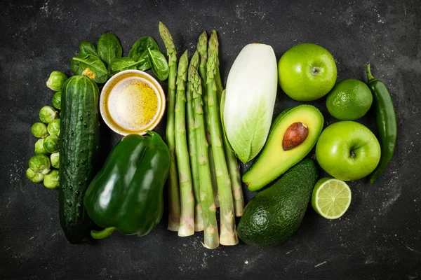 様々な緑の野菜や果物。健康食品野菜や果物、ダイエット、クリーンな食事、デトックスコンセプト — ストック写真