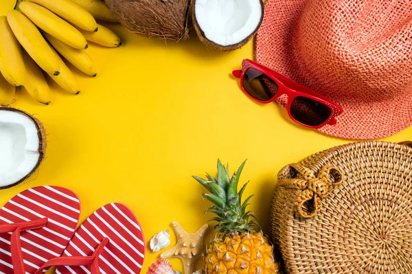 Accesorios de playa de moda femenina de verano chancla, sombrero de paja, gafas de sol y frutas tropicales sobre fondo amarillo. Viaje, vocaciones, viajes y concepto de descanso de verano — Foto de Stock