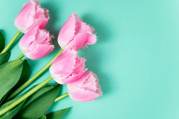 Lente bloemen. Boeket van tulpen bloemen op kleur achtergrond. Vakantie, Pasen, 8 maart, gelukkige verjaardag, verjaardag, bruiloft, gefeliciteerd Card concept — Stockfoto
