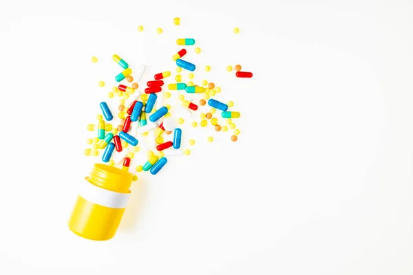 丸瓶与各种药丸，片剂，胶囊在白色背景顶视图。医学药学背景 — 图库照片
